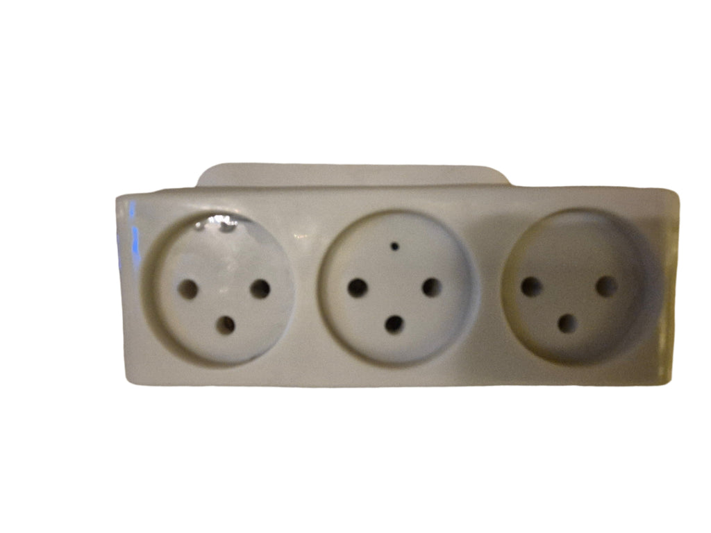 מפצל חשמל עם מצלמה נסתרת – צילום ושמע 24/7.